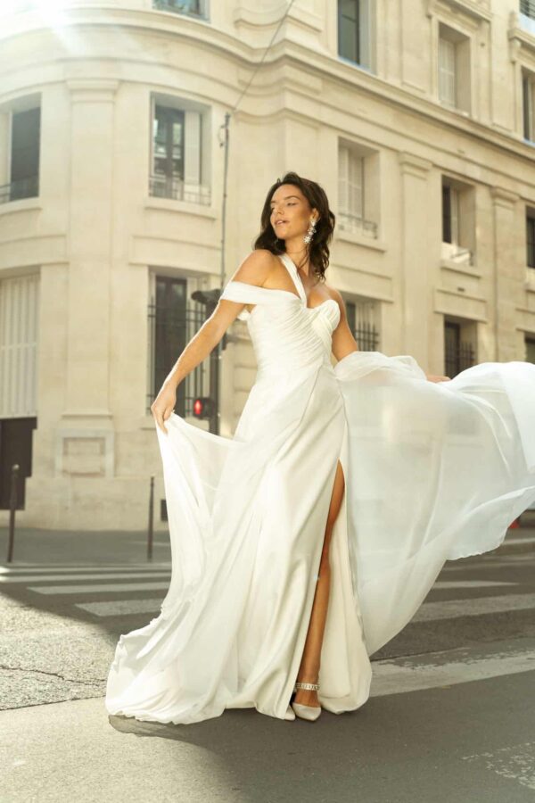 Robe de mariée sur mesure parisienne Robe de mariage personnalisée et unique fait sur mesure création Paris Beyrouth par la Maison Roula